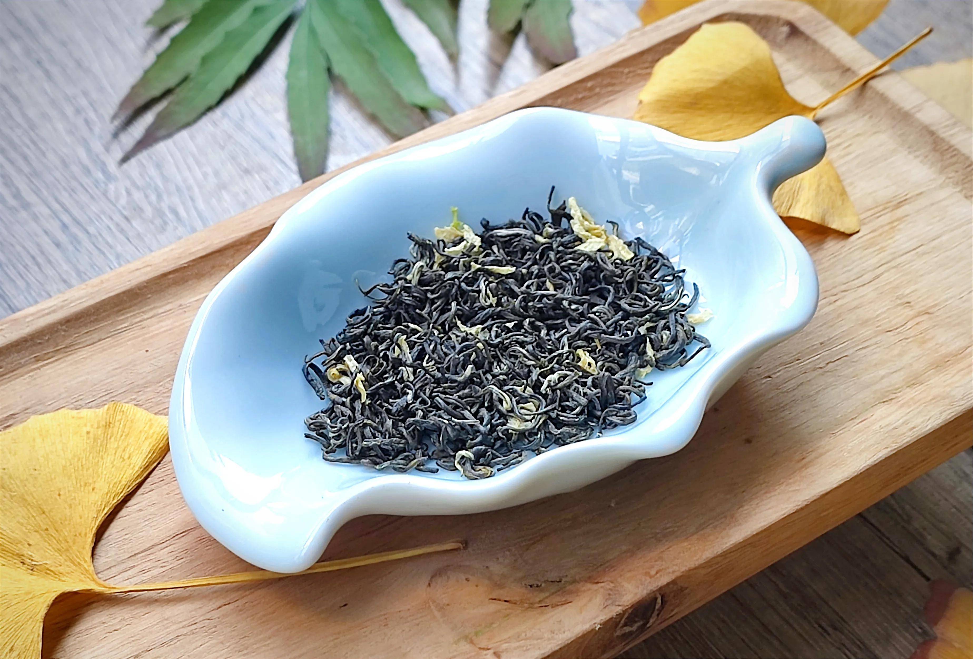 间嘉会飘雪茉莉花茶,嘉会飘雪为其入门款,采用的是蒙山茶与犍为茉莉花