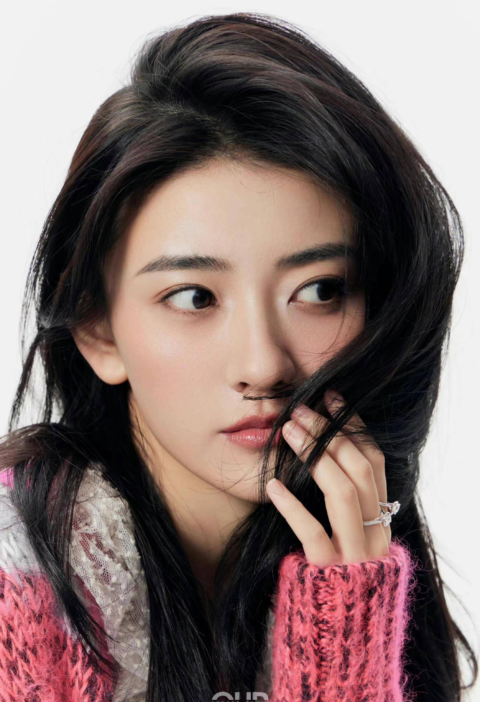 杨丞琳彩色毛衣配纱裙,甜美又减龄,还与小10岁的梁洁撞了衫_长相_少女