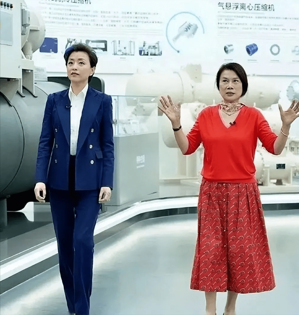 董明珠罕见和杨澜同框,虽然输了身高,但靠打扮在气质上赢了