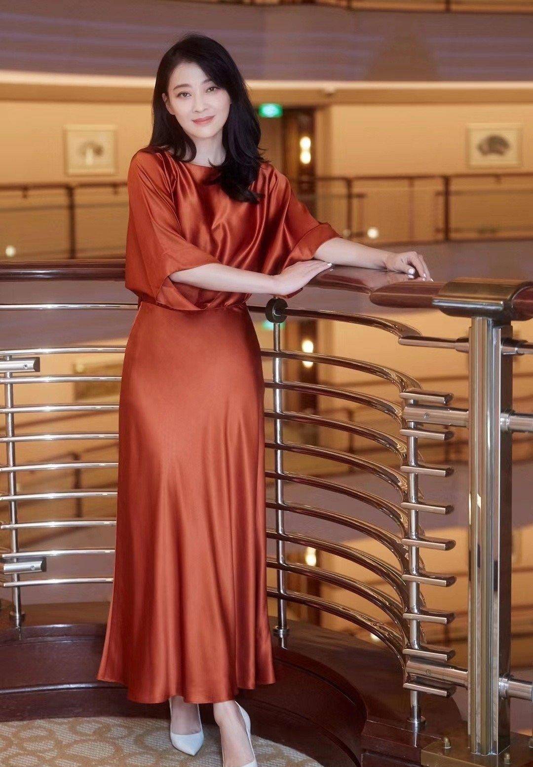 中年美女的时尚装扮,无需刻意减龄也好看,知性优雅的装扮很美_服装