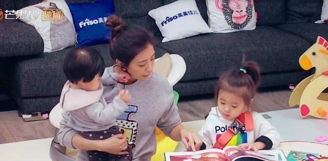 原创咘咘拿起话筒,秒变灵魂歌手,贾静雯抱着波妞为她伴舞,超可爱_网友