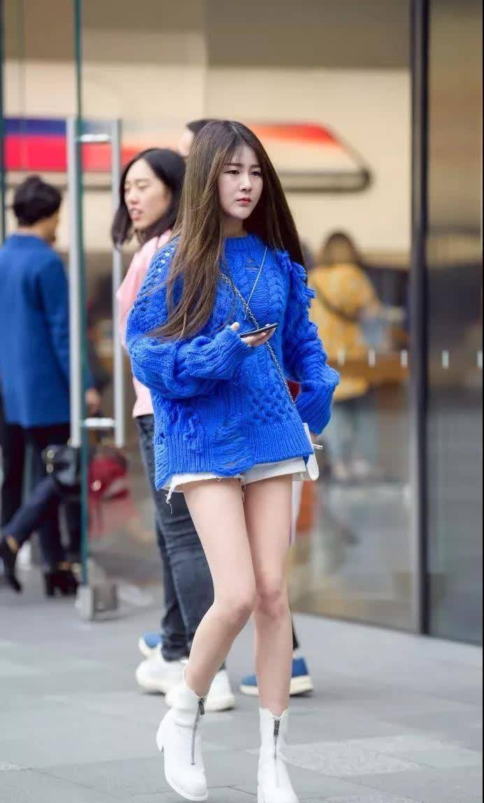 街拍:穿蓝色针织毛衣的时尚靓丽女孩,迷人的面孔,身材胖点更美