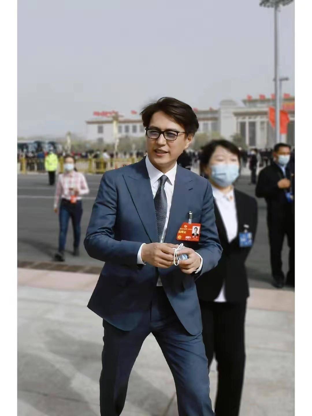 穿西装衬衣在现场官味十足,气场更震到大家_造型_重点_版型