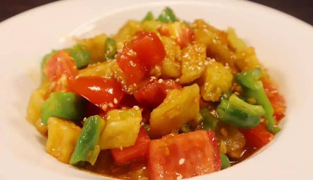 百变茄子加上这两个一起炒,酸酸甜甜带点辣,开胃下饭营养好胃口