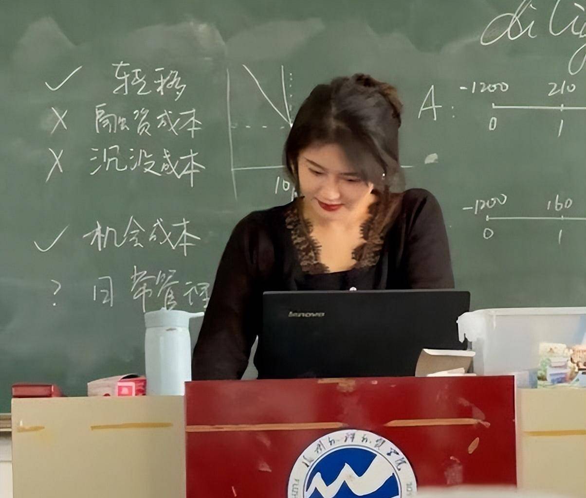 福建大学“港风”女老师，五官似混血，内容让学生“爱了”_手机搜狐网