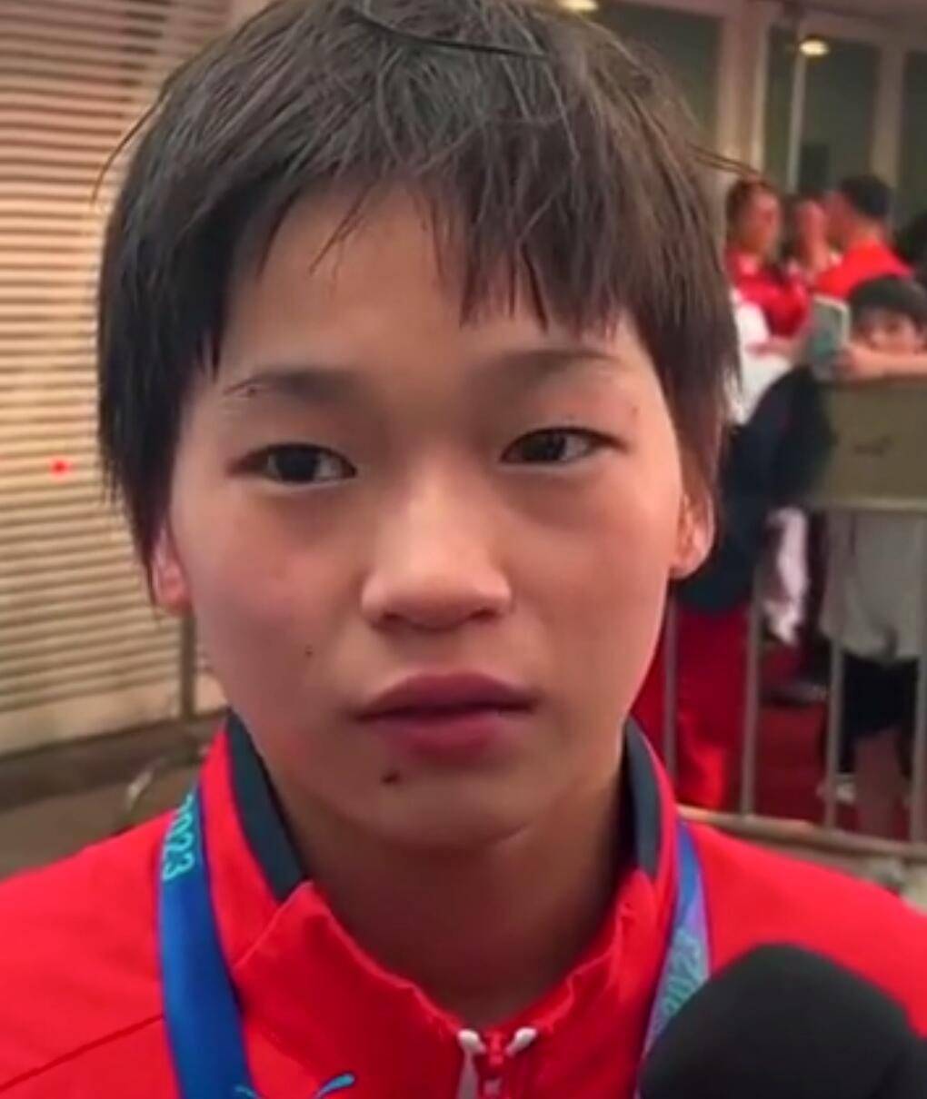 全红婵哭着接受央视采访:陈教练对我挺好的,谢哥说下次赢回来_比赛