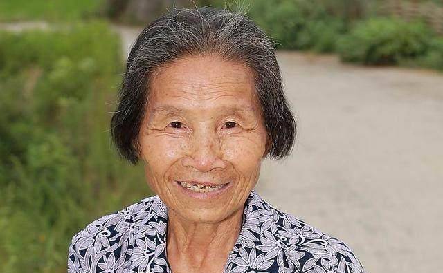 婚后第一次去农村婆婆家,进屋后看见的一幕,我想给自己一嘴巴子_老公