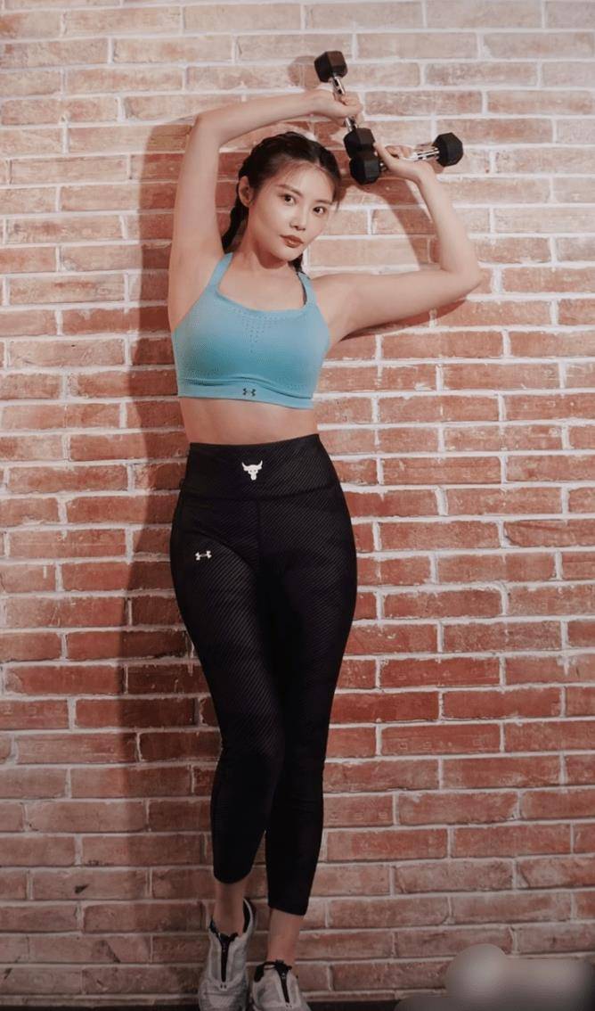 32岁徐冬冬健身秀身材,上围时尚身材时尚,腰肢粗壮手臂赘肉明显_网友