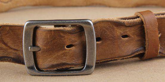 农村集市上20一根现割"牛皮带"是真的吗?为何很多人都爱买?