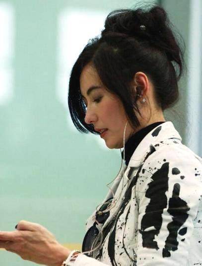 张柏芝近日现身,显老!就算化妆也掩盖不了你憔悴的脸!_马尾_黑色_印花