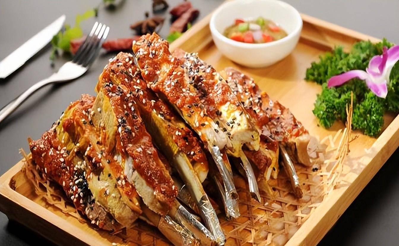 秘制羊排原料:猫肉羊排1个半,青菜2两.