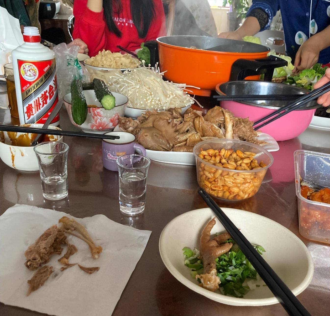 舒淇佘诗曼张翰众星聚会,茅台配火锅,普通人:还缺朋友吗?