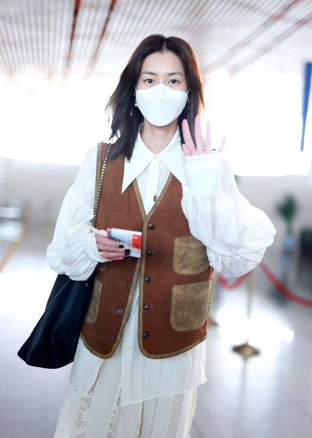 像今年秋天的刘雯一样穿上它,牛仔背心搭配衬衫和蕾丝裙,简约时尚优雅