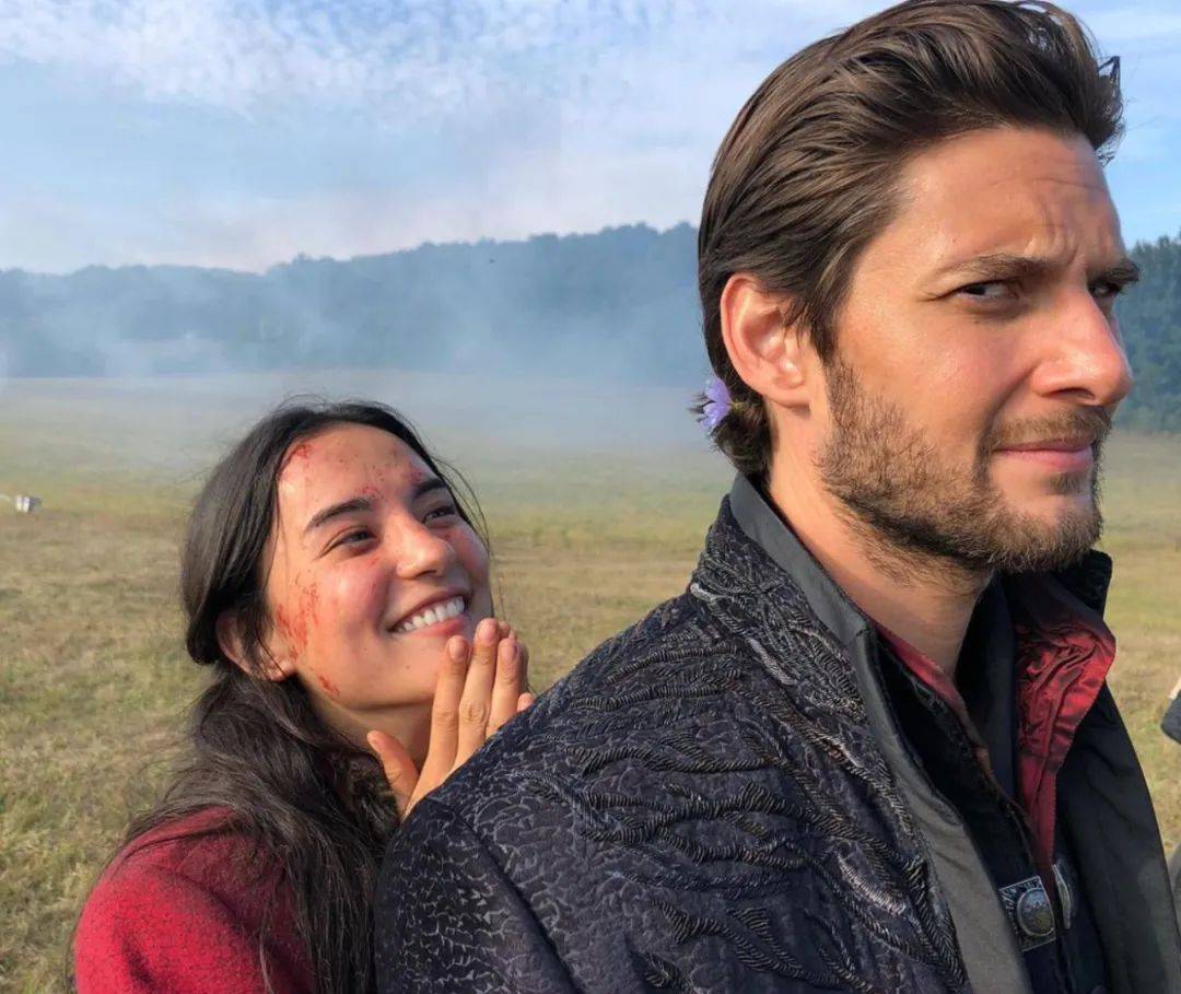 故事,两个人同患难共生死;除此之外,还有乌鸦帮等支线剧情撑起了本剧