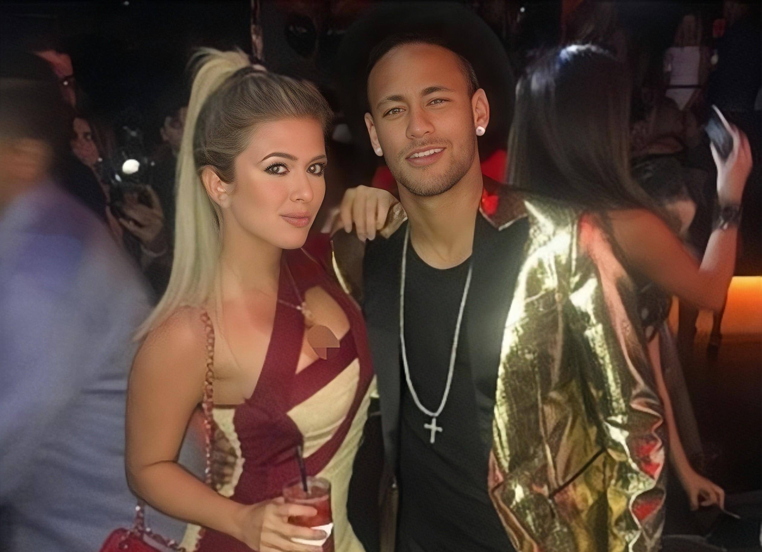 点评:巨星巴黎恋情曝光,布鲁娜5次重逢 网友:内马尔华欣_本赛季_足坛