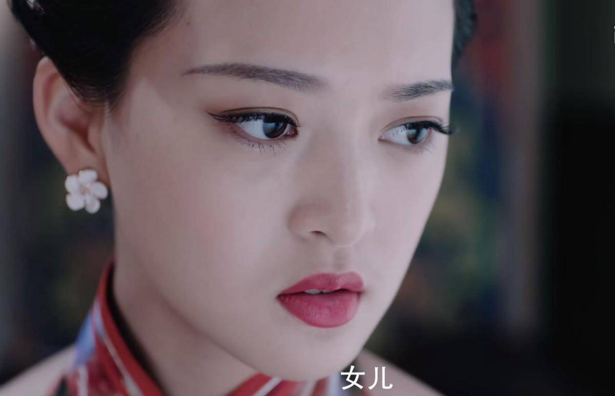 冯越的演技也让人一言难尽,前期展现少女的可爱时,一定是瞪着眼睛装