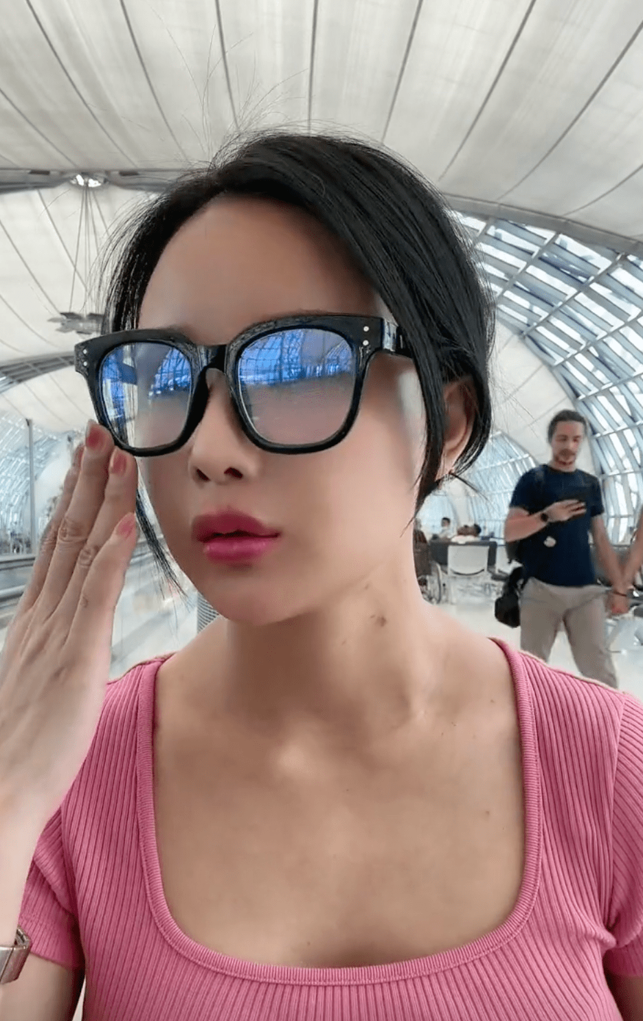 女网红旅游博主"美七777",现身泰国机场报平安,但说话的眼神却有点