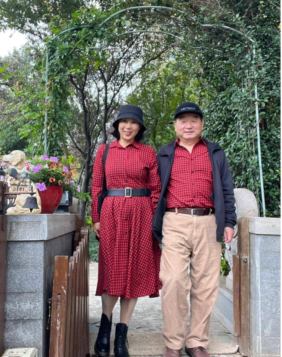 当66岁大妈和68岁大爷穿情侣衫同框,画面温馨美好,最美夕阳红_jenny