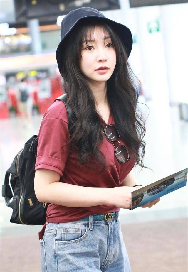 39岁柳岩可真美,穿短款t恤 破洞牛仔裤少女感满满,直接重返18岁_时尚