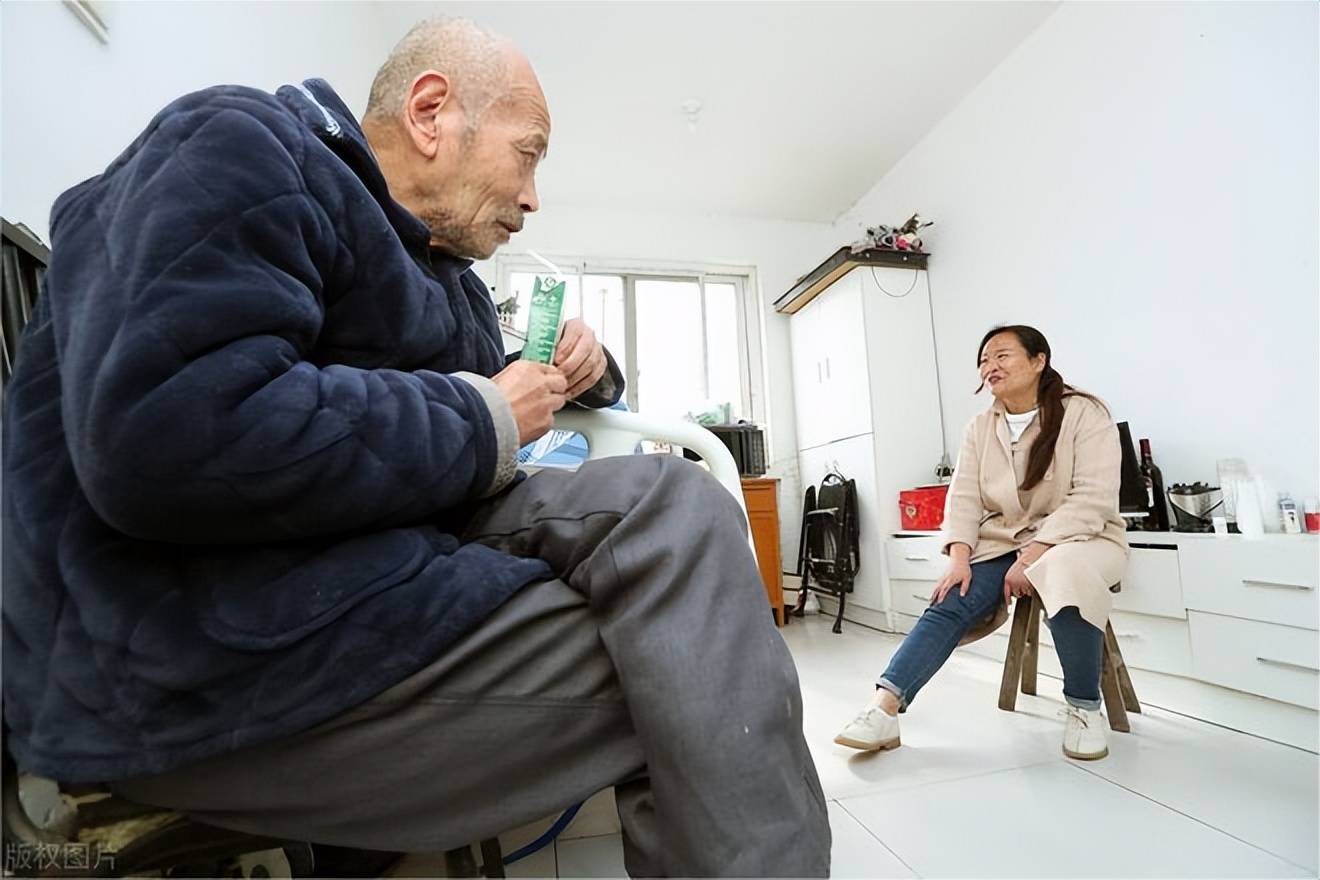 74岁老人在3个女儿家轮流养老后发现:没有退休金,被女婿瞧不起_生活