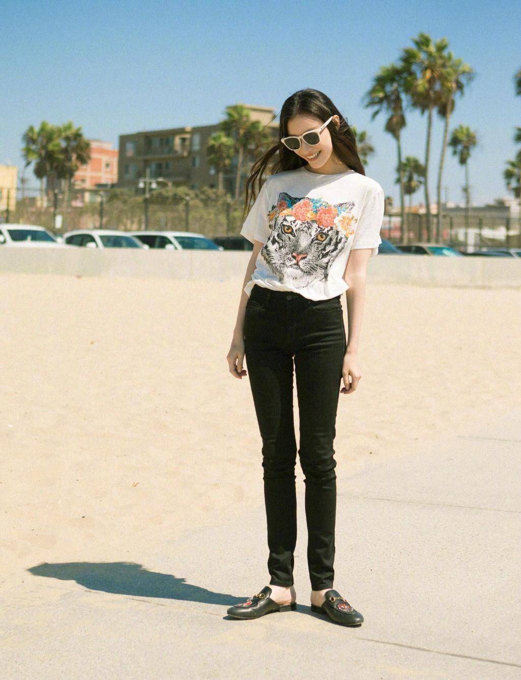 倪妮不愧是"写真模板",身穿14000元的苹果卫衣配牛仔裤,清纯甜美