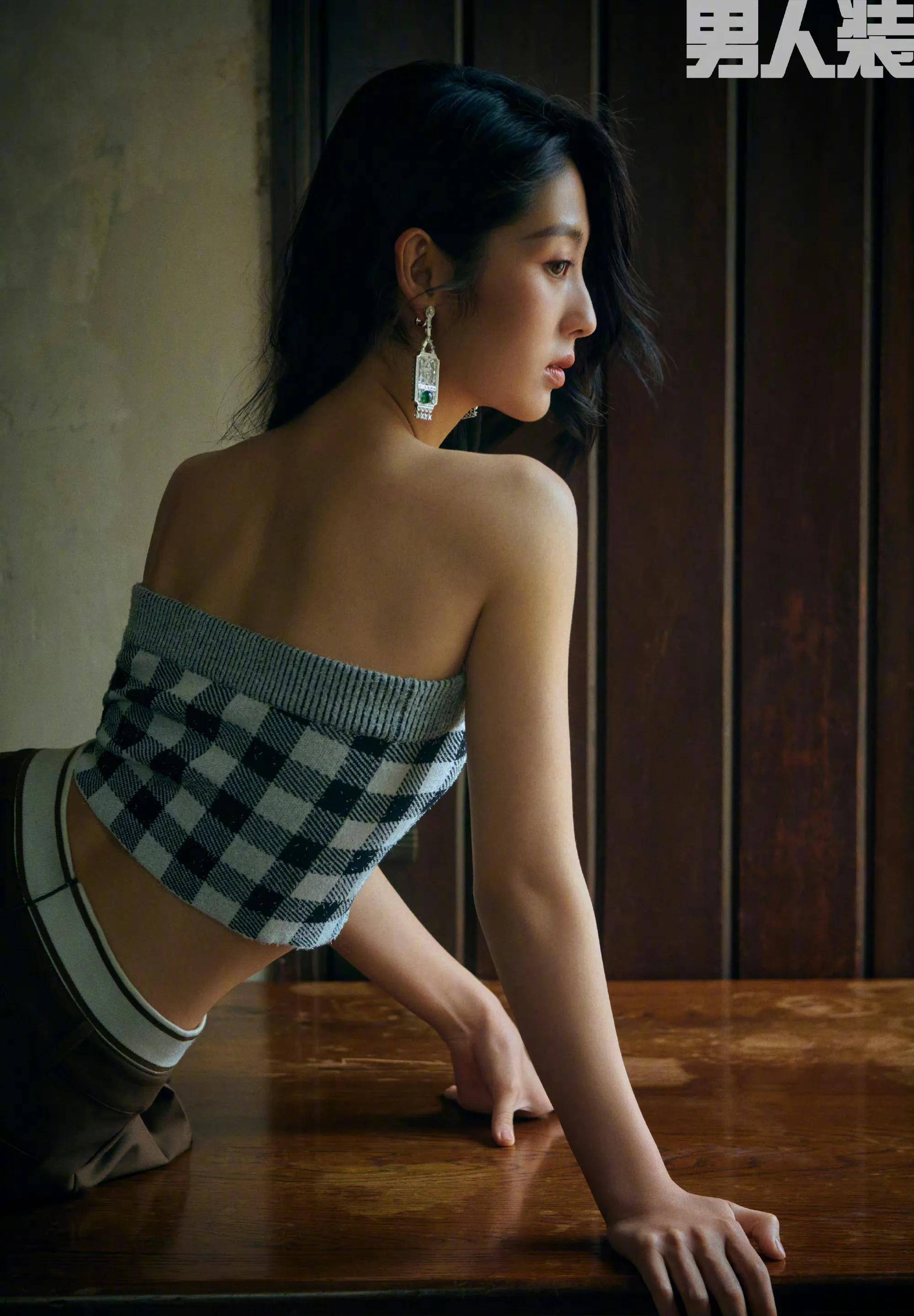 深v吊带,打开窗户刑菲不知道在往下看些什么?