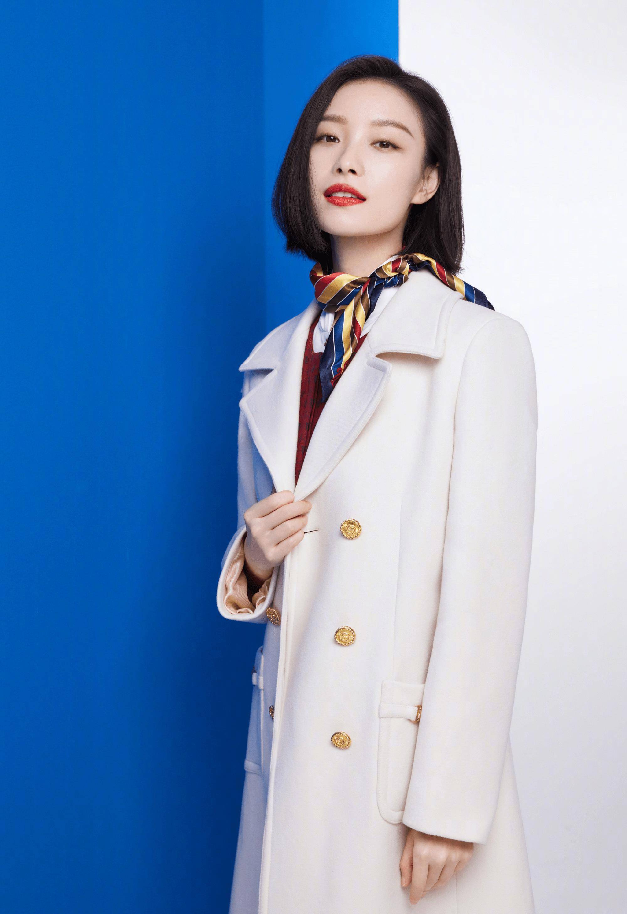 倪妮出手没输过,穿米白色大衣上春晚美成一道光,论好衣品就服她_外套