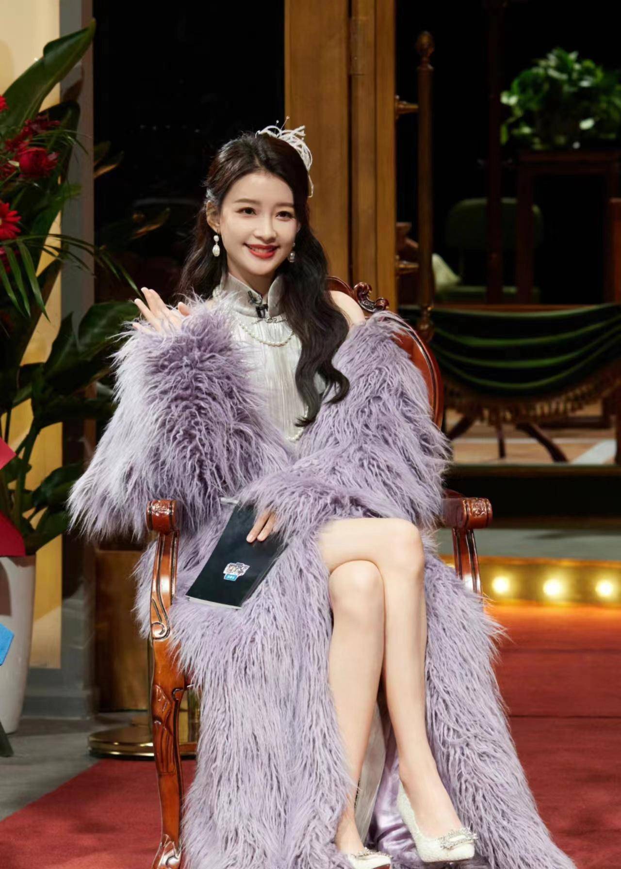 孙怡录制《明星大侦探》新造型美出圈,旗袍配皮草,优雅又贵气!