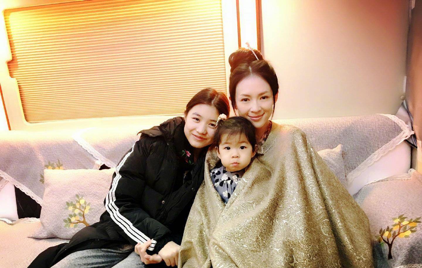 章子怡分享大女儿小苹果生日会花絮,醒醒特意给姐姐送了一个头花_汪峰