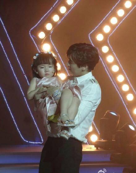 男人最帅的一瞬间~鹿晗王凯man一脸,宋仲基温柔抱章子怡女儿_孩子