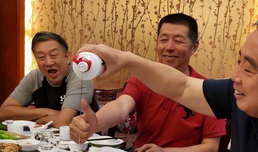 北京60后同学聚餐,所喝白酒走红网络,网友:还是老一辈人会享受_张大爷