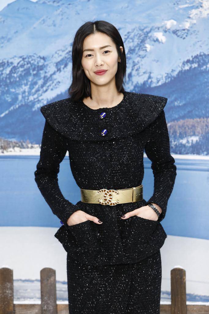 盘点超模刘雯秀场和红毯秀上的时尚造型_黑色_时装秀_prada