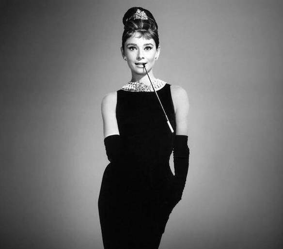 奥黛丽赫本的加冕时刻,《罗马假日》太出名了,粉红色的皇冠也太惊艳了