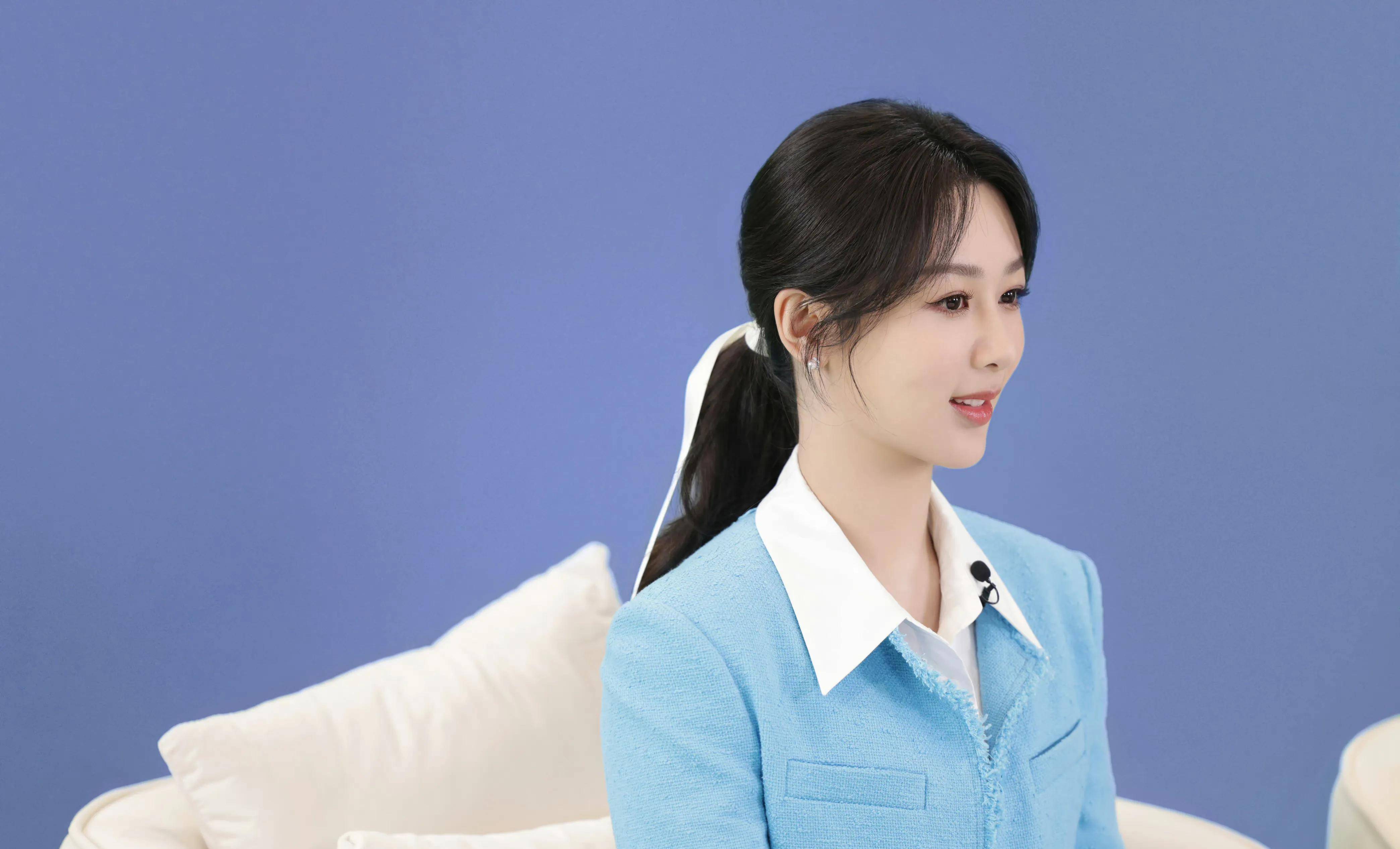 杨紫直播造型翻车,发型老土,蓝色西服显老好村,像乡村女干部_团队_一