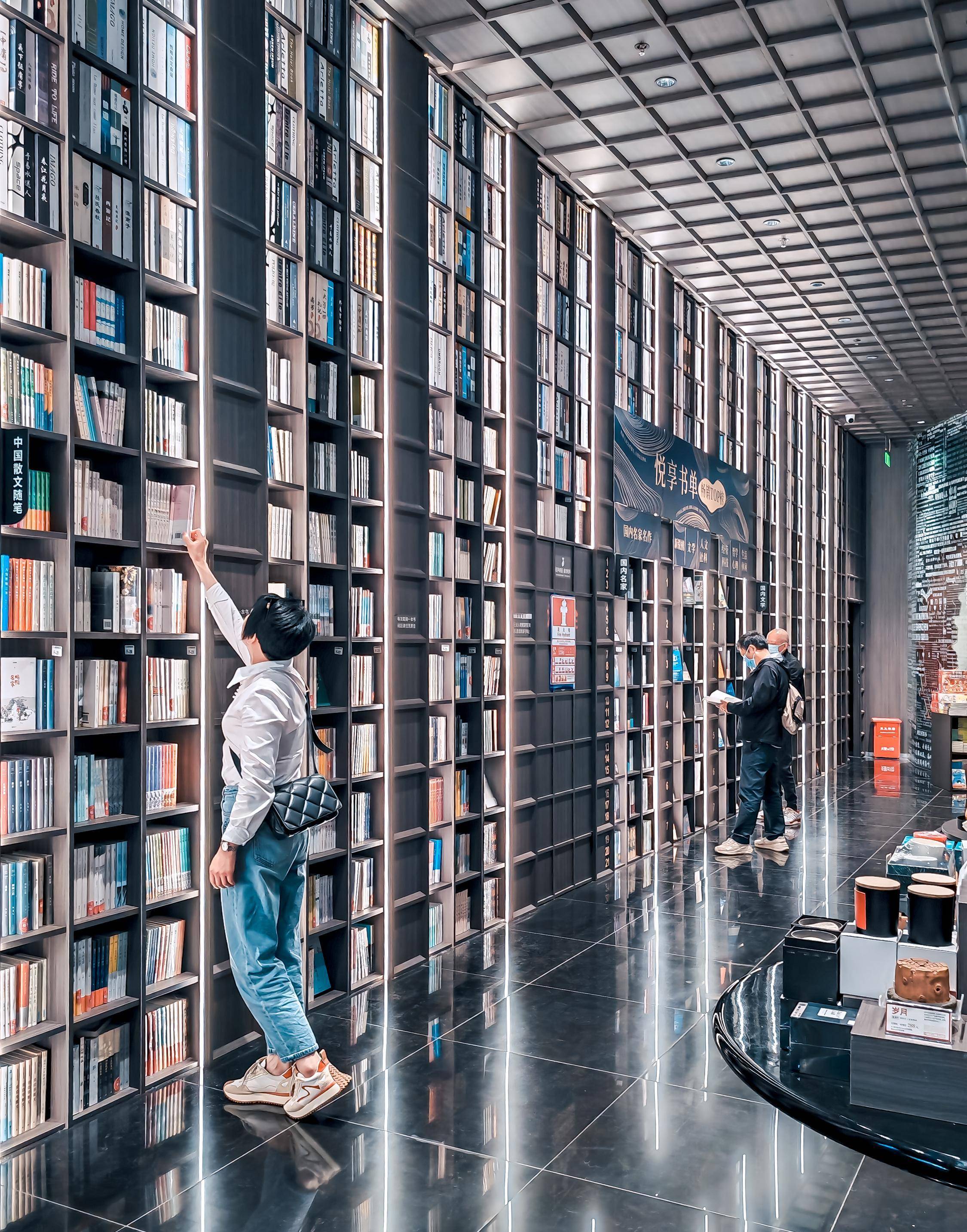 深圳一书店成网红打卡地?拍照的比看书的人还多_设计_线下_螺旋