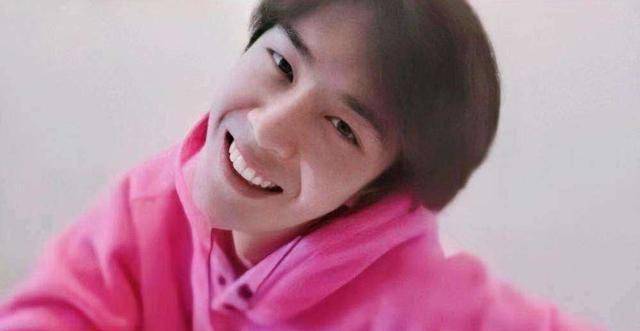 王一博肖战撞上"毛衣",一粉一黄变海绵宝宝_活动_粉色_穿着