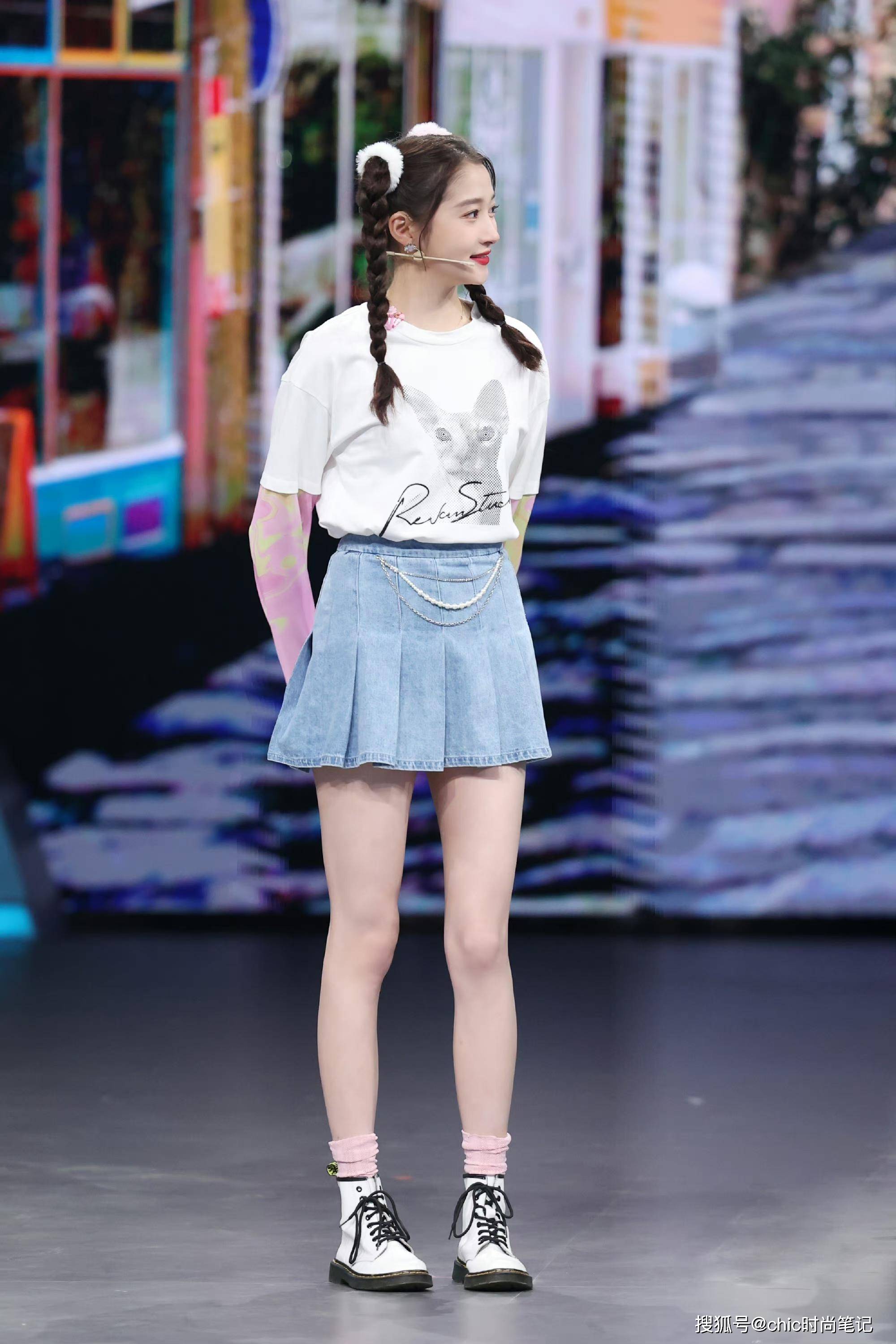 关晓彤大秀美腿"赢麻了"?