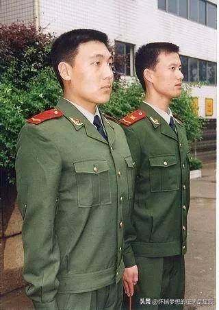 國內著裝部門所偏愛的那些長袖夾克制服_作業_軍服_穿著