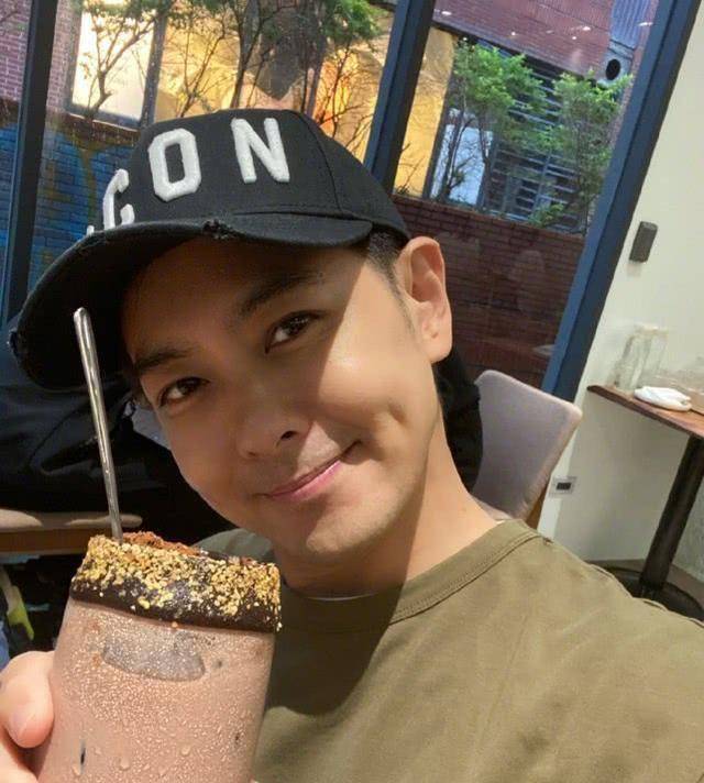 林俊杰胖了!和周杰伦吃雪糕开心又肥,两人同框恩爱_画面_黑色_照片