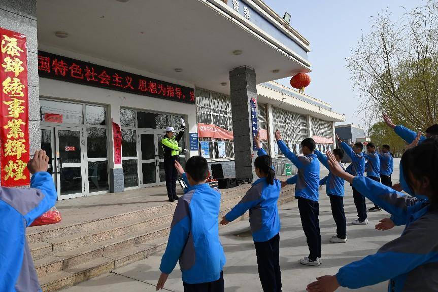 轮台县第二中学开展交警大队研学实践活动_交通_科技_宣讲员