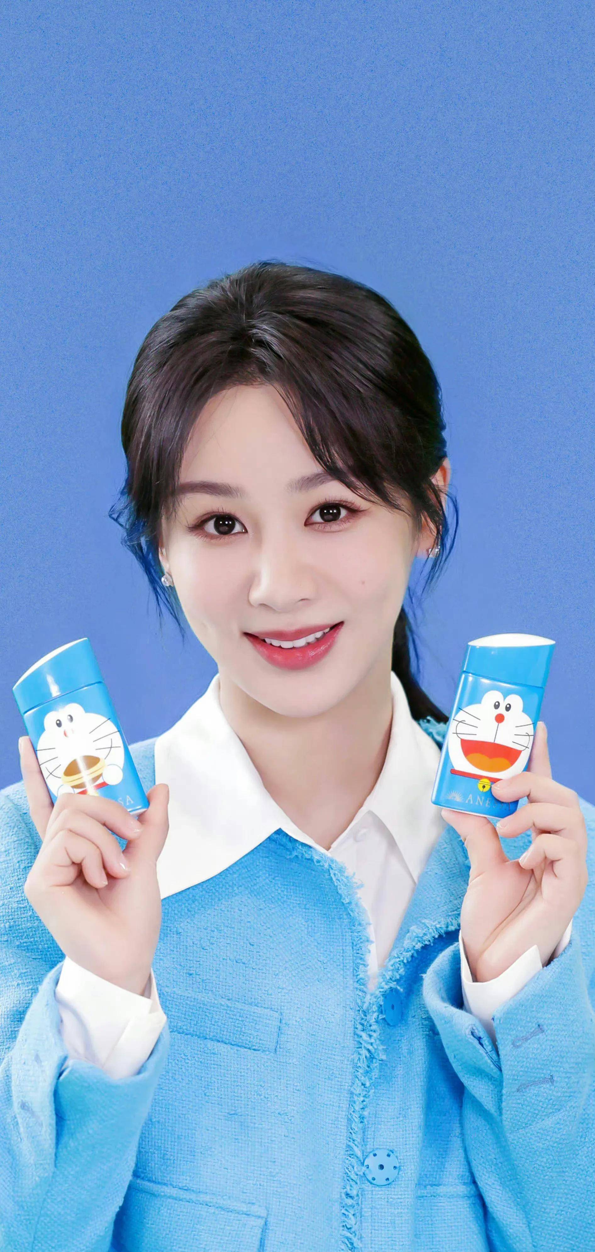 杨紫直播造型翻车,发型老土,蓝色西服显老好村,像乡村女干部_团队_一