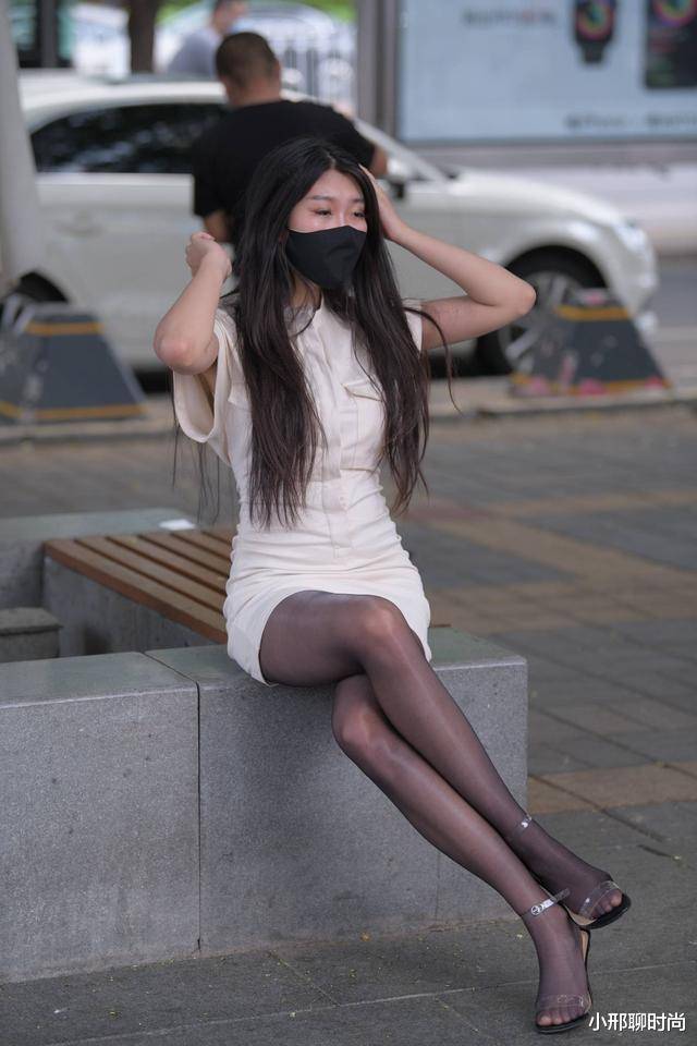 温文尔雅的小美女,白色连衣裙搭配黑丝袜,带上口罩有点像日本妹子