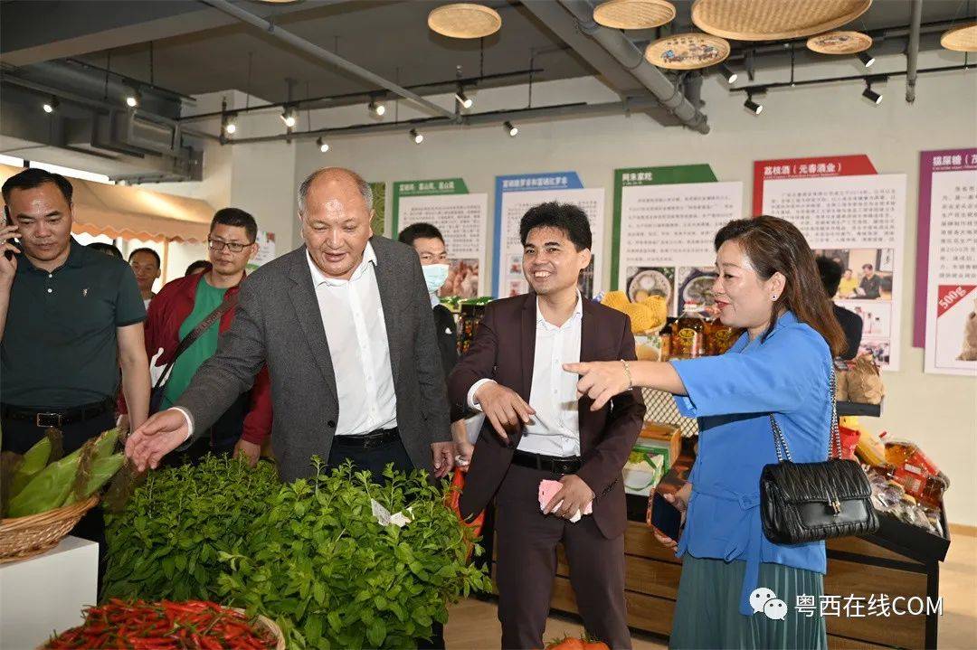 星中创电商负责人向茂南区委常委陈伟敏,区农业农村局长谢开荣介绍