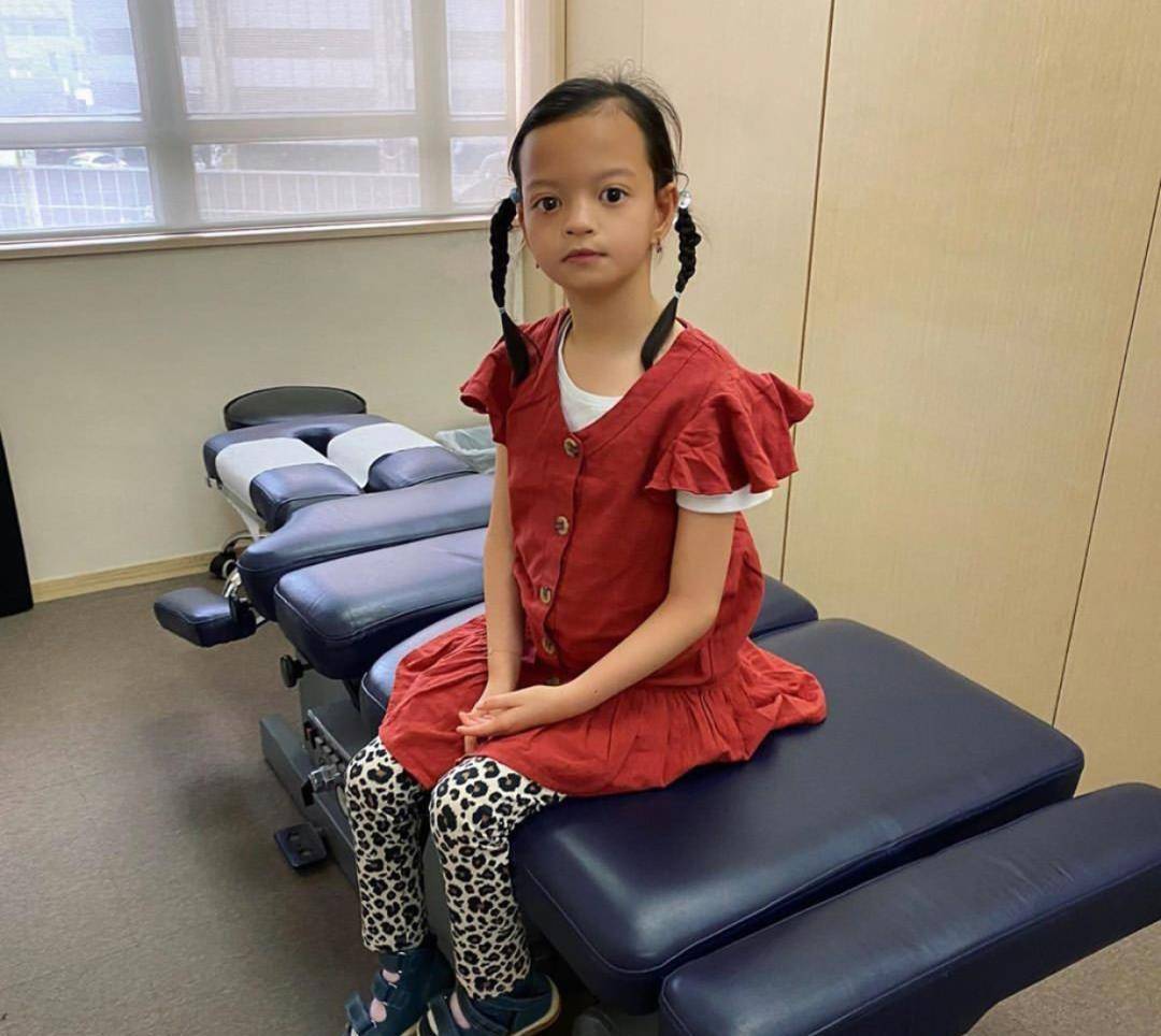 前tvb花旦钟丽淇女儿入院开刀,大女儿患罕见病依然乐观坚强面对_母亲