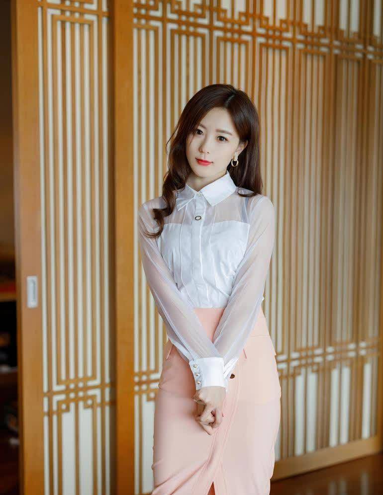 美女白色透明衬衫 粉色半身裙写真,眼神电倒众人,尤以图三为最