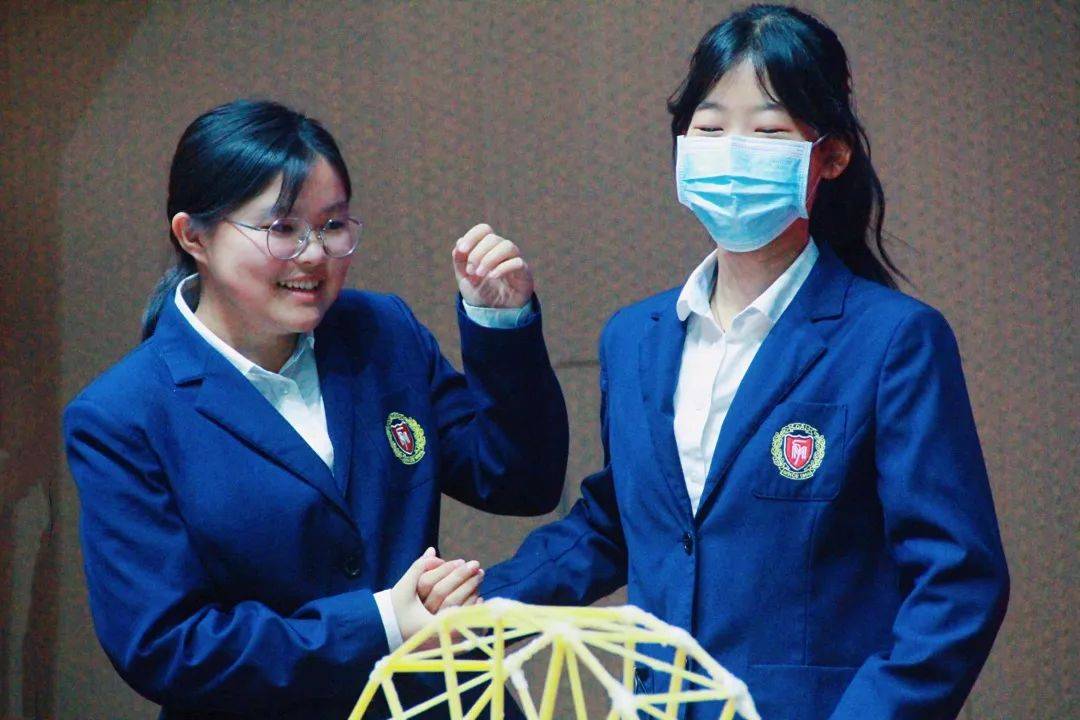 「参赛选手经过精密的计算,使用最可能的承重结构,让桥梁承受尽可能多