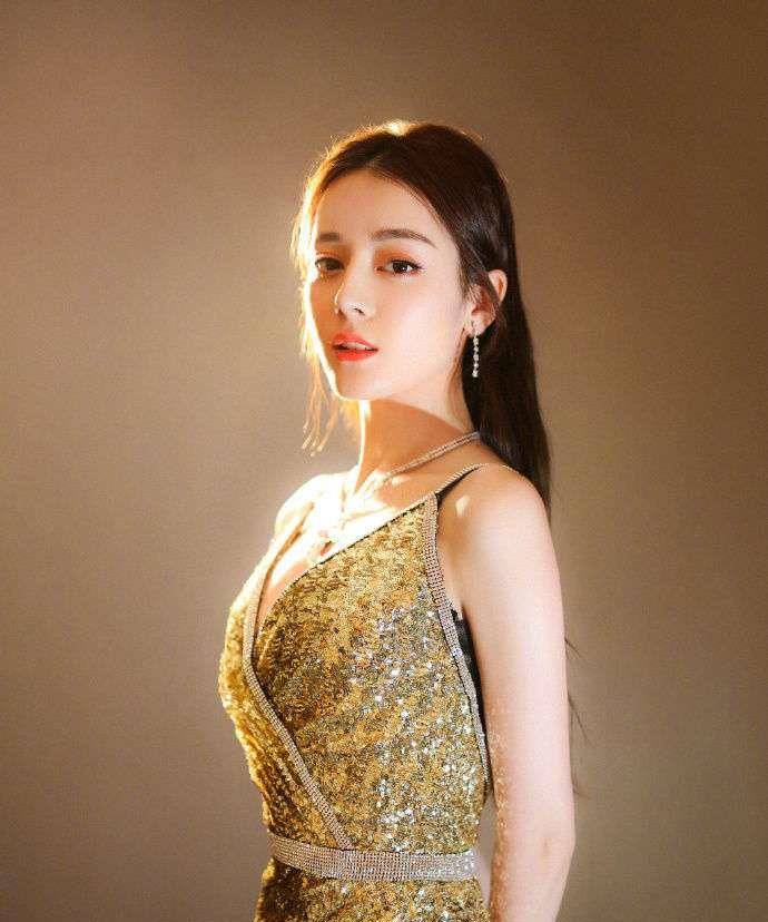 迪丽热巴搭配优雅吊带裙,显知性显时尚,网友:美人如玉 676767
