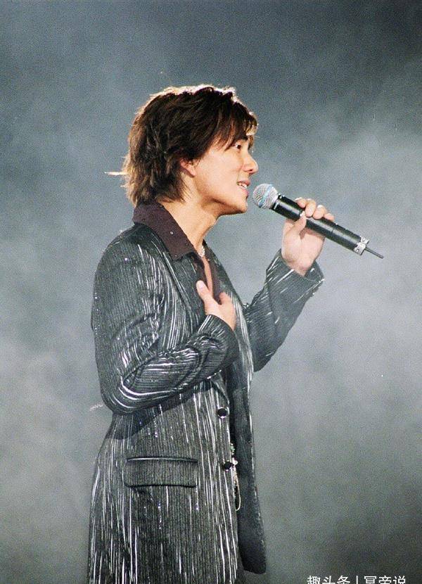 秀肌肉的巩俐,烧香的赵雅芝,与施南生热舞的张国荣_梅艳芳_叶童_香港