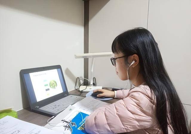 一位大学生上网课,回答问题不料"展露",没想到火遍了全网_事情_因为