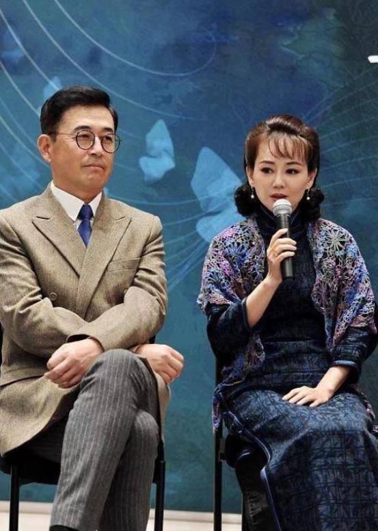 王志飞夫妇合体,小15岁娇妻穿旗袍像军阀太太,看着比老公显老_妻子